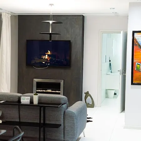 Relaxing Luxury Getaway Steps To Parliament Pkg *